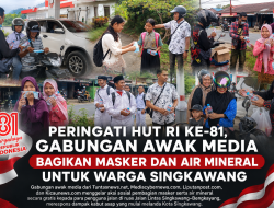 PERINGATI HUT RI KE-81, GABUNGAN AWAK MEDIA BAGIKAN MASKER DAN AIR MINERAL UNTUK WARGA SINGKAWANG