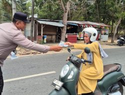Kabut Asap Tebal Polsek Dan Koramil 02 Bintan Timur Beri Masker ke Warga