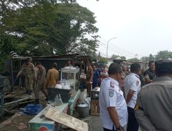 Satpol PP Labuhanbatu Dipimpin Kasat Pol Ade R Siregar Bersama Dishub, Kelurahan, Bhabinkamtibmas dan Babinsa tertibkan PKL di Jalan Wr.Supratman