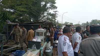 Satpol PP Labuhanbatu Dipimpin Kasat Pol Ade R Siregar Bersama Dishub, Kelurahan, Bhabinkamtibmas dan Babinsa tertibkan PKL di Jalan Wr.Supratman