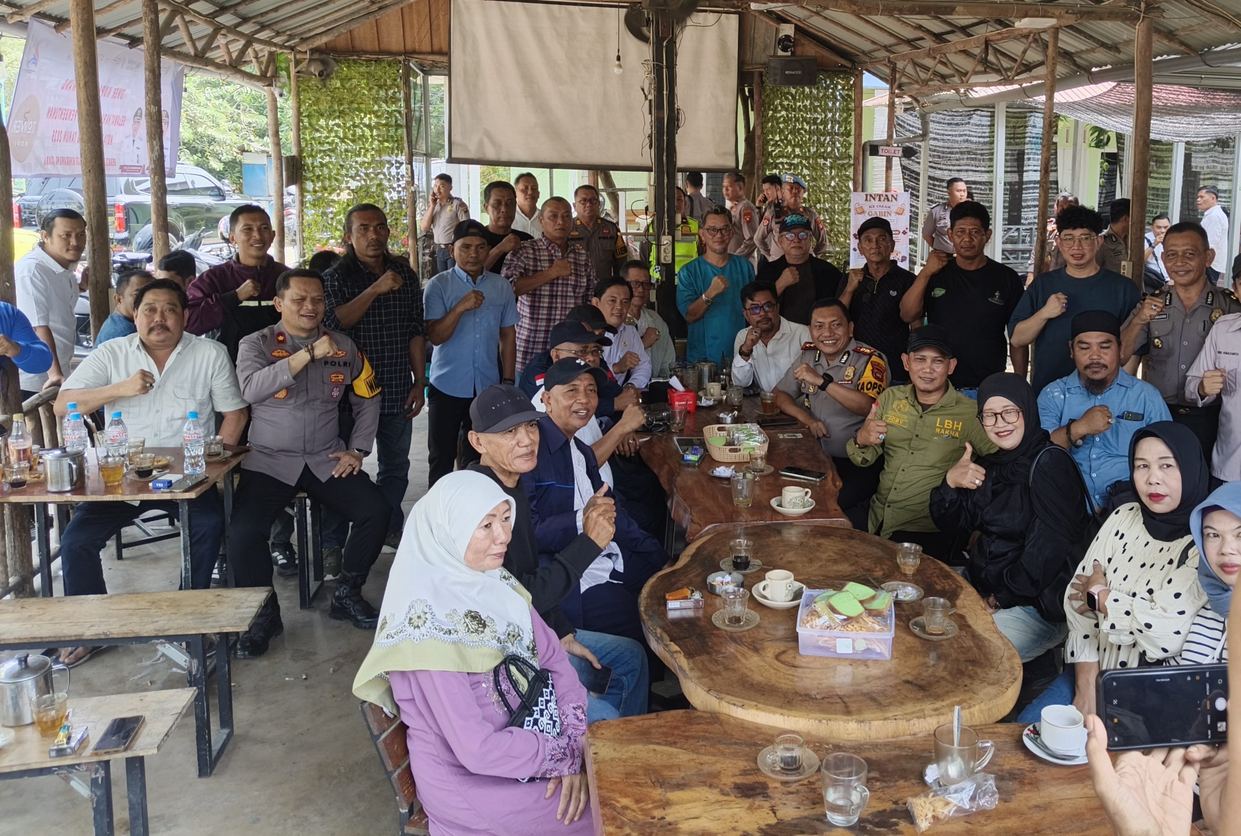 Polisi Kumpul bersama masyarakat